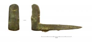 CRS-4015 - Crochet en forme de doigtbronzeTPQ : -50 - TAQ : 300Crochet en angle droit, constitué d'une extrémité en forme de doigt et d'une autre, de section quadrangulaire, se terminant en pointe. L'ongle et l'articulation sont incisés de manière à représenter deux phalanges. 