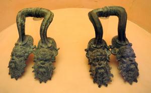 CRT-3003 - CratèrebronzeCratère dont les anses en U, lourdes et coulées, facettées et interrompues au centre par des moulures, s'appuient sur deux appliques en forme de têtes de Silènes barbus, aux traits grimaçant.