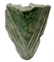 CRU-4013 - CruchebronzeAttache d'anse de cruche ( ou de situle ?) de forme triangulaire, incurvée au revers ; décor de filets et lignes de perles le long des bords se terminant en pointe.