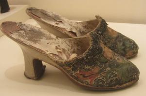CSS-9009 - Mule de femmecuirTPQ : 1700 - TAQ : 1800Chaussure ouverte autour du talon, une simple enveloppe enserrant l'extrémité du pied et les orteils.