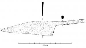 CTO-4001 - Couteau à soieferCouteau à lame triangulaire, dos rectiligne ou légèrement incurvé ; fil rectiligne ou sinusoïdal selon les cas ; soie fine, de section quandrangulaire pour manche en bois ou en os, terminaison généralement inconnue.