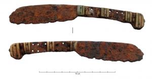 CTO-8027 - Couteaufer et osCouteau légèrement arqué, à lame effilée et tranchant ondé; le manche est orné d'une alternance de plaques d'os et de bois, fixées par des rivets de bronze.