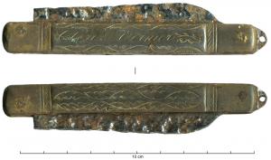CTO-9021 - Couteau pliant à butéefer, bronzeCouteau pliant à lame encochée pour blocage en position ouverte ; le manche est constitué de deux plaques en bonze rivetées sur un ressort en acier ; décor floral gravé et estampille.