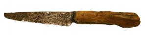 CTO-9048 - Couteaufer, boisCouteau à lame triangulaire, soie plate séparée de la lame par une butée, et recevant un manche en bois, reveté.