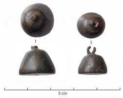 CUB-9003 - Curseur coniquebronzeCurseur (?) massif, en forme de cloche, lisse et poli sur toute la surface, y compris inférieure; au sommet, un minuscule anneau, parfois une suspension rubannée, a été insérée en force dans une perforation axiale.