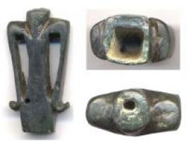 DAG-7004 - Daguefer, bronzeDague en fer, dont le pommeau se présente sous la forme d'une gaine allongée, accostée de deux bras repliés en crosse et rattachés à la base, de section carrée.