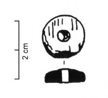 DSQ-1004 - Disque perforéosPetit disque dont un face est plane et l'autre convexe; trou central.