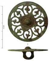 EPE-4015 - Phalère de baudrier de spathabronzePhalère circulaire, ornée d'ajours dans un style végétal; au revers, forte bélière centrée perpendiculaire au plan de l'objet.