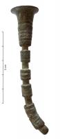 EPG-1055 - Épingle à tête évasée et éléments rapportésbronzeEpingle à éléments rapportés : sommet évasé en disque, surmontant des élements cylindriques ornés de filets parallèles.