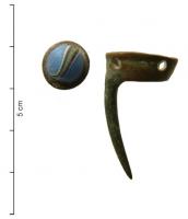 ERC-9002 - Ergot de coq de combatbronzeTPQ : 1500 - TAQ : 1800Objet généralement composé d'une douille, qui peut-être réduite à une bague étroite, prolongée sur le côté par un ergot acéré, parfois légèrement recourbé; la douille ou l'anneau sont souvent percés pour permettre la fixation à l'aide de liens.