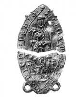 ESP-7017 - Enseigne de pèlerinage : ND du PuyplombEnseigne en forme de navette, autour, inscription + SIGILLUM BEATE / MARIE DE PODIO. Au centre, la Vierge du Puy trônant, assise, avec l'Enfant et un sceptre fleuredlysé dans les bras.