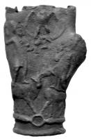 ESY-4002 - Main dolichéniennebronzeMain en bronze à reliefs dolichéniens. Coupée droite au niveau du poignet et formait sans doute une douille, que l'on pouvait monter sur un socle ou sur une hampe. Au-dessus du poignet, deux serpent se rejoignent sur un cercle, venant peut-être boire dans un vase. La paume porte des reliefs classique : au centre et au sommet, un aigle, ailes déployées, pose ses serres sur un croissant lunair surmonté d'une tête de biche. A gauche, Jupiter Dolichenus, sous la forme d'un homme d'âge mûr, vêtu d'une tunique s'arrêtant au dessus du genou et coiffé d'un bonnet phrygien, est debout sur le dos d'un taureau ; il brandit une hache de la main droite et tient un foudre de la main gauche. A droite sa parèdre lui fait face, debout sur le dos d'une biche, la tête couverte d'un voile, et semble tenir devant elle un miroir.