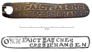 ETQ-9001 - Etiquette de Jehan Enivois à ChesnebrunbronzeEtiquette allongée, comportant sur une face une inscription moulée sur deux lignes, FAICT A CHESNEBRVN / C[H]EZ JEHAN ENIVOIS.