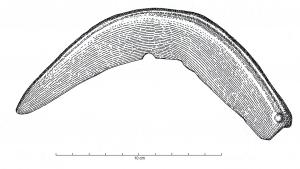FCL-1014 - Faucille à boutonbronzeFaucille à lame courte, arquée, avec une seule moulure le long du dos sur la seule face externe ; manche plat avec un bouton perpendiculaire proéminent, de forme arrondie pour la fixation du manche.
