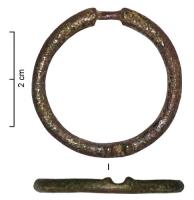 FER-7013 - FermailbronzeFermail constitué d'un simple anneau de section circulaire; étranglement à l'emplacement de l'ardillon ; repos d'ardillon constitué d'une large encoche transversale, à l'opposé.