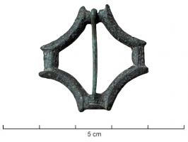 FER-7024 - Fermail losangiquebronzeFermail à ardillon mobile, en forme de carré à côtés concaves; quatre dépressions à tiges plus minces aux angles, l'une servant d'articulation et l'autre de repos d'ardillon. Revers plat.