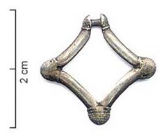 FER-7026 - Fermail losangiqueargentFermail à ardillon mobile, en forme de carré à côtés concaves; quatre dépressions à tiges plus minces aux angles, l'une servant d'articulation et l'autre de repos d'ardillon. Revers plat.