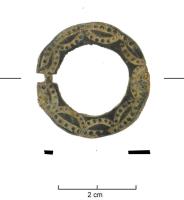 FER-7034 - Fermail plat estampé (type précis)cuivreFermail circulaire découpée dans une tôle épaisse, dont le décor est imprimé au poinçon : guirlandes de deux lignes entrecroisées avec des pointillés.