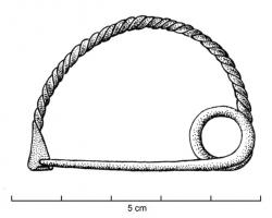 FIB-1117 - Fibule à arc simplebronzeTPQ : -1000 - TAQ : -900Fibule à arc filiforme, en arc de cercle, dont l'arc est entièrement recouvert d'un décor torsadé, sans limitation;  l'extrémité est simplement écrasée pour former le porte-ardillon ; ressort unilatéral à une spire.