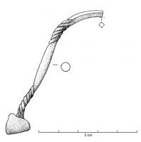 FIB-1120 - Fibule à arc simplebronzeTPQ : -1000 - TAQ : -900Fibule à arc filiforme, en arc de cercle, dont l'arc comporte plusieurs zones torsadées, séparées par des zones lisses ;  l'extrémité du pied est simplement écrasée pour former le porte-ardillon ; ressort unilatéral à une spire.