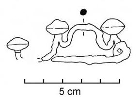 FIB-2026 - Fibule serpentiforme à pied redresséferFibule serpentiforme à pied redressé terminé par une sphère creuse aplatie ; arc cintré, à section arrondie, encadré par deux sphères aplaties