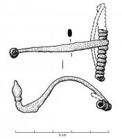 FIB-2073 - Fibule à pied redressé et bouton moulurébronzeFibule à long ressort, arc coudé et pied redressé à angle droit, terminé par un bouton mouluré.
