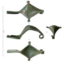 FIB-2252 - Fibule a sanguisuga à boutons latérauxbronzeTPQ : -750 - TAQ : -650Fibule a sanguisuga, arc élargi presque losangique en vue supérieure ; pied allongé, parfois terminé par un bouton ; ressort unilatéral.