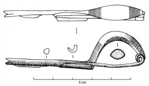 FIB-2567 - Fibule a sanguisugabronzeTPQ : -560 - TAQ : -475Fibule à corps renflé, mais section plus ou moins aplatie (ovale pouvant aller jusqu'à lenticulaire, voire foliacée avec des angles aigus), orné de deux groupes d'incisions transversales isolant une zone médiane lisse; pied allongé avec un porte-ardillon en gouttière sur moins de la moitié de sa longueur, terminaison variable (sans aménagement particulier, bifide, ou en léger crochet recourbé vers le haut).