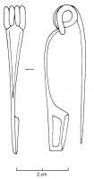 FIB-3014 - Fibule de Nauheim 5a12bronzeRessort à 4 spires et corde interne ; arc plat, triangulaire et tendu ; porte-ardillon trapézoïdal ajouré et arc orné de deux filets incisés convergents.