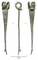 FIB-3120 - Fibule de NauheimbronzeTPQ : -120 - TAQ : -50Fibule à arc triangulaire tendu ; dans la partie supérieure de l'arc, une échelle médiane et deux filets latéraux, limités vers le bas par 2 filets transversaux évoquant une 