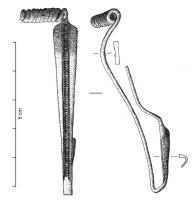 FIB-3130 - Fibule de type La Tène C2bronzeFibule à arc triangulaire aplati, dont le pied se prolonge par le porte-ardillon et revient simplement se plaquer sous l'arc, sans bague ; arc lisse ou orné (bande guillochée médiane, ocelles et/ou incisions...). Ressort long (8 spires ou davantage), à corde externe.