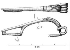 FIB-3134 - Fibule de type CarceribronzeFibule coulée, arc de section lenticulaire ou plate, généralement orné d'une croix incisée limitée vers le pied par des incisions transversales ; porte-ardillon trapézoïdal ajouré ; ressort à 4 spires, corde interne.