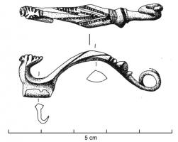 FIB-3563 - Fibule de type Certosa à masquebronzeFibule coulée, arc foliacé, de section généralement épaisse et aplatie (lenticulaire, triangulaire ou losangique), comportant une bague ou moulure transversale vers la tête ; pied redressé terminé par une tête animale stylisée ; ressort unilatéral à 2 ou 3 spires.