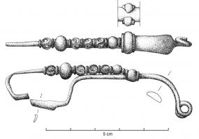 FIB-3567 - Fibule de type La Tène C2bronzeFibule de schéma La Tène II à arc légèrement élargi et aplati à la tête, pied retourné vers l'arc et rattaché au sommet de l'arc par une bague moulurée, précédée d'une série d'ornements bulbeux, parfois à décor plastique. Ressort long à corde externe, parfois enroulée autour de l'arc.