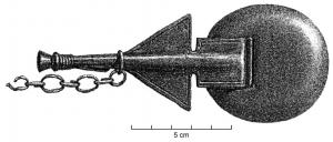 FIB-3577 - Fibule de type alpinbronzeFibule à ressort unilatéral, disque d'arrêt très développé ; arc interrompu par un élément d'abord rubanné, puis triangulaire ; pied allongé terminé par des boutons moulurés, porte-ardillon en gouttière allongée.