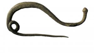 FIB-3830 - Fibule à pied redressé - type Thraco-gètebronzeFibule donc l'arc, légèrement épaissi, forme un arc de cercle suivi d'un pied redressé et terminé par un petit bouton; ressort unilatéral à deux spires.