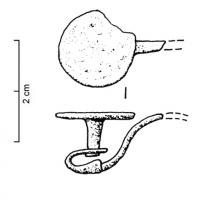 FIB-3834 - Fibule à pied vasiforme rivetéferFibule à arc filiforme. Le pied redressé revient vers l'arc, puis se termine par un anneau plat : un ornement en forme de coupelle à pied y est riveté. Ressort mince en arbalète, corde interne.