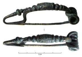 FIB-3891 - Fibule laténienne à pied redressébronzeFibule à arc renflé et mouluré transversalement ; corde interne et pied filiforme dont l'extrémité repliée vers l'arc est marquée par une série de moulures.

