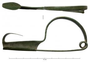 FIB-3911 - Fibule de type BaškabronzeFibule de grande taille, à arc plat, ressort unilatéral à deux spires, pied étroit et allongé, prolongé pat un ornement terminal redressé vers l'arc, en forme de langue.