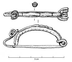 FIB-3940 - Fibule laténienne à ressort sur le pied et décor de corailbronzeFibule à arc creusé en U pour l'insertion de bâtonnets de corail ; ressort à 4 ou 6 spires, corde interne ; le pied replié en direction de l'arc se termine par un ressort décoratif.