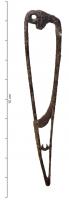 FIB-3980 - Fibule à trompettebronzeFibule 'à trompette', l'arc venant s'évaser -pour le coiffer verticalement- le ressort à 4 spires et corde interne ; arc coudé à la tête, tendu et effilé jusqu'au pied ; porte-ardillon triangulaire fenestré.