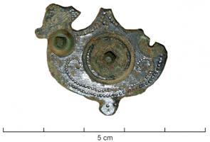 FIB-41017 - Fibule géométrique platebronze, osFibule plate, au revers charnière sur deux plaquettes; en forme de pelte ornementée de pointes festonnées, décor poinçonné sur fond étamé, et perles d'os rivetées.