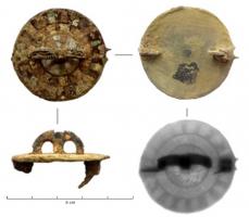 FIB-41034 - Fibule circulaire émailléebronzeFibule circulaire émaillée (3 couronnes) comportant un bouton central riveté en forme de double ou quadruple arcade, et du côté de la charnière un anneau tangent.