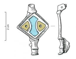 FIB-41048 - Fibule symétrique émailléebronzeTPQ : 80 - TAQ : 200Fibule symétrique émaillée, à charnière, dont l'arc est constitué d'une plaque losangique, creusée de trois loges émaillées; les pointes latérales de l'arc sont éventuellement prolongées de 2 disques émaillés; le pied est en forme de tête de reptile plus ou moins stylisée.