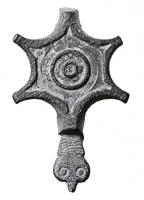 FIB-41051 - Fibule émailléebronzeFibule à charnière, le corps à côtés concaves formant une étoile à 6 branches; au centre, disque émaillé ; pied en forme de tête de reptile stylisée.