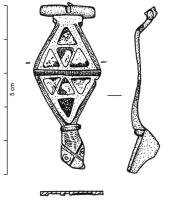 FIB-41112 - Fibule émailléebronzeTPQ : 70 - TAQ : 100Fibule à charnière dont le corps losangique, à degrés guillochés, forme deux triangles adossés, chacun creusé de 4 logettes d'émail triangulaires, disposées en quinconce.  Pied en tête de reptile plus ou moins stylisée.
