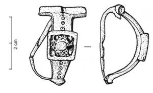 FIB-41118 - Fibule à charnière émailléebronzeTPQ : 100 - TAQ : 200Fibule à charnière tubulaire, arc en arc de cercle régulier avec au sommet une plaque carrée émaillée (inclusion de billes de verre).