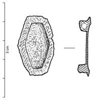 FIB-41127 - Fibule hexagonalebronzeBroche plate, en forme de losange à pointes coupées (forme du scutum romain). Le décor consiste en une loge émaillée, reprenant simplement la forme du contour ; parfois, bosse centrale, et anneau sommital.
