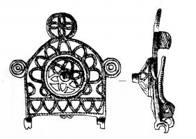 FIB-41149 - Fibule-châtelainebronzeFibule composée d'un corps et de plusieurs objets suspendus, formant une 