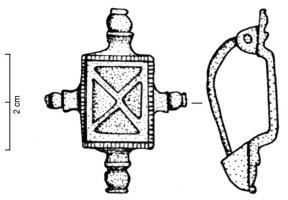 FIB-41190 - Fibule symétrique émailléebronzeFibule symétrique, le corps constitué d'une plaque rectangulaire divisée en 4 triangles émaillé par des cloisons en croix, avec un petit bouton à chaque extrémité ; tête et pied symétriques, également en forme de boutons moulurés.